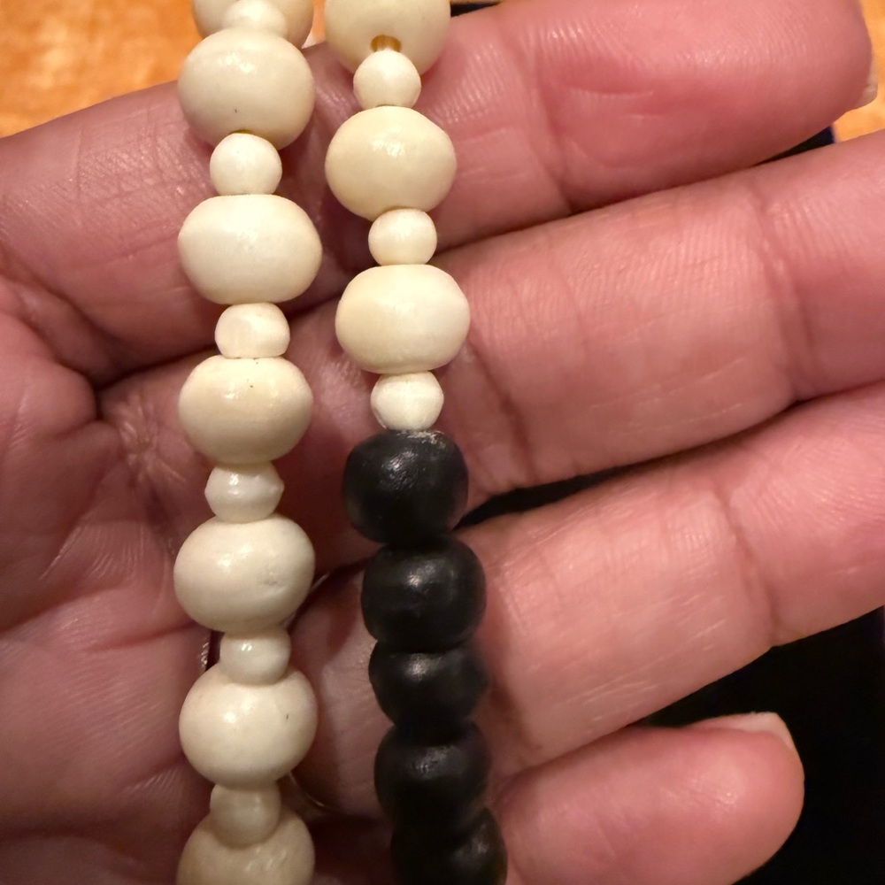 Black and Cream Beaded Necklace - Picture 7 of 11